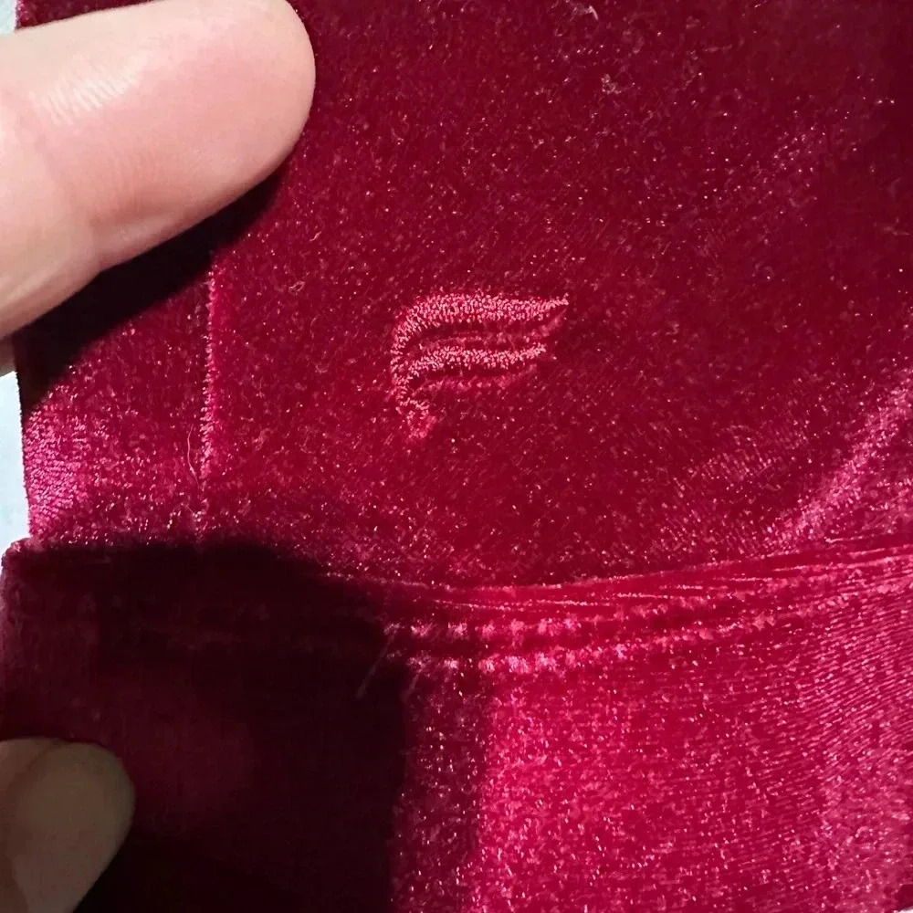 NWOT Fabletics M Oasis Twist Front Red Velvet Sports Bra with removable padding - Picture 3 of 4